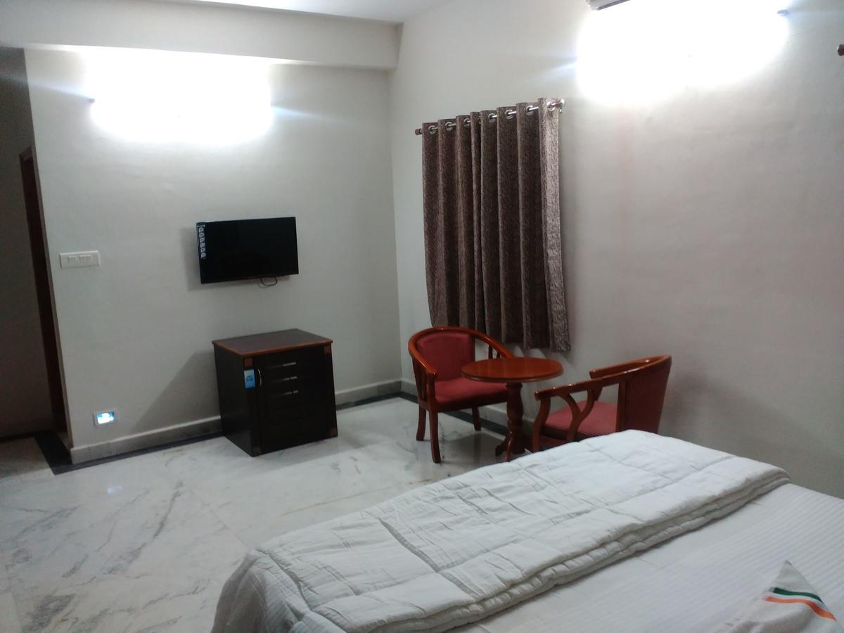 Fresh Living Prime Banjara Hotel Hyderabad Exterior foto